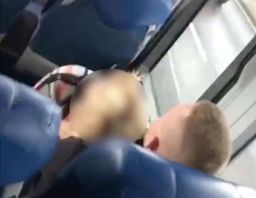 Donna pratica rapporto orale ad un uomo in un bus davanti ai passanti (VIDEO)