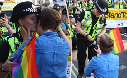 La fidanzata chiede la mano della poliziotta in servizio al Gay Pride (VIDEO)