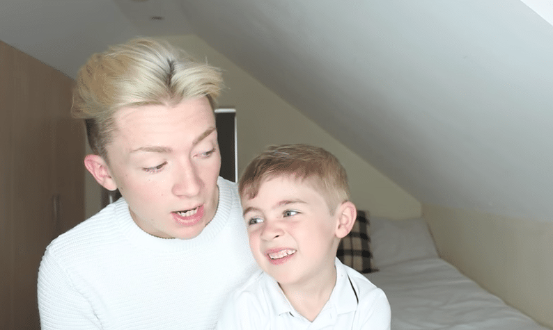 Fa coming out col fratellino di cinque anni e la risposta del bimbo è emozionante (VIDEO)