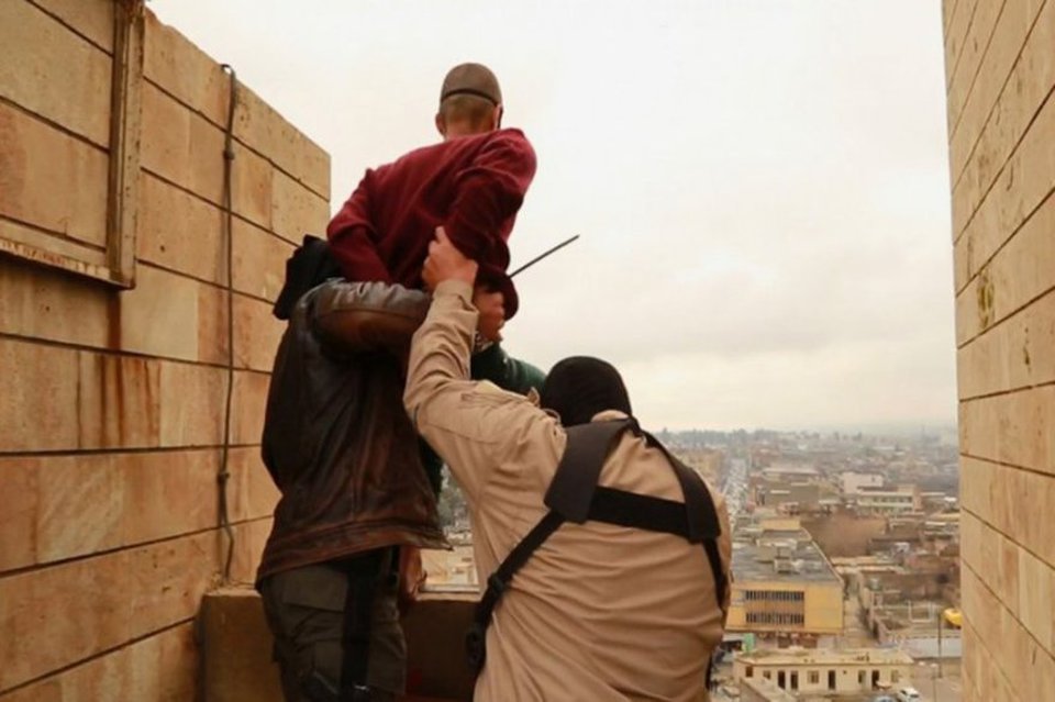  Gay gettato dal tetto: le immagini sconvolgenti rilasciate dall'ISIS