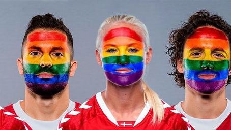 Danimarca, la Nazionale ci mette la faccia contro l'omofobia