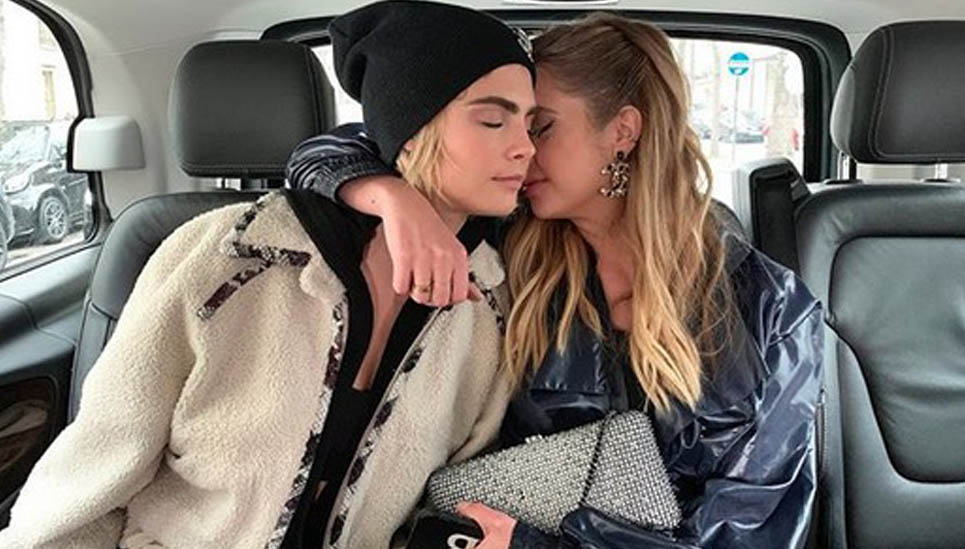 Cara Delevigne e Ashley Benson festeggiano un anno d'amore a Parigi