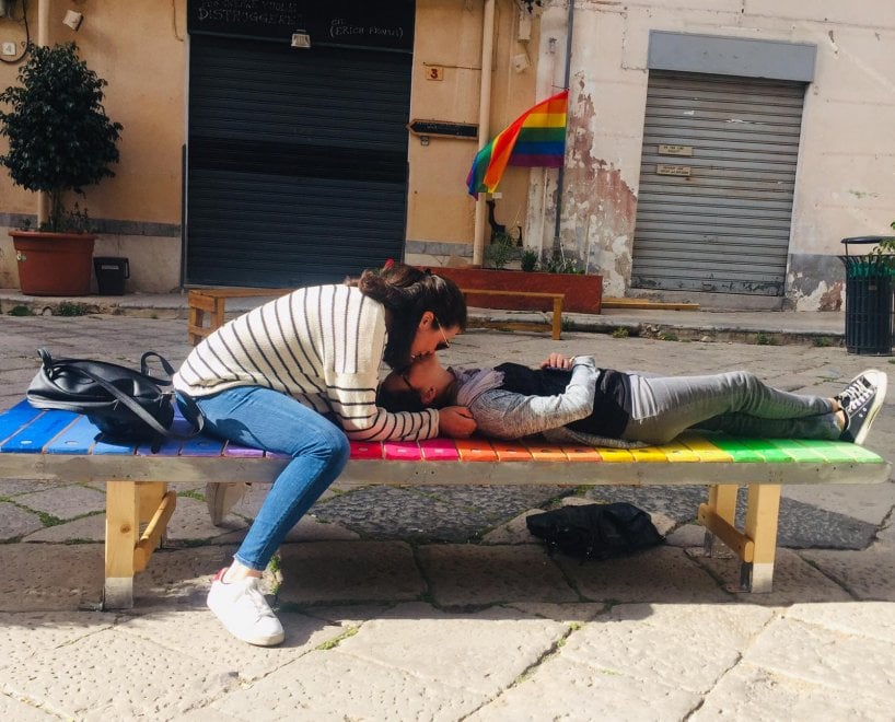 panchina lgbt piazzetta Aragona a Palermo, bacio gay