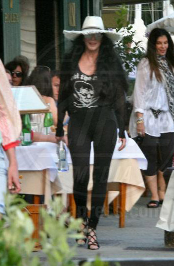 La cantante Cher shopping e relax a Portofino 28 foto in concorrenza