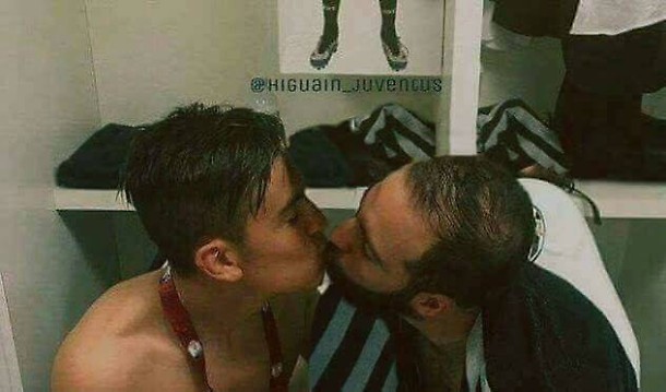 bacio_gay_nello_spogliatoio_della_juventus__la_verita_sulla_foto_bomba_dello_scudetto_