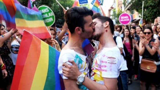 Istanbul, il Pride sfida il governo: scontri e arresti. Proiettili contro il corteo