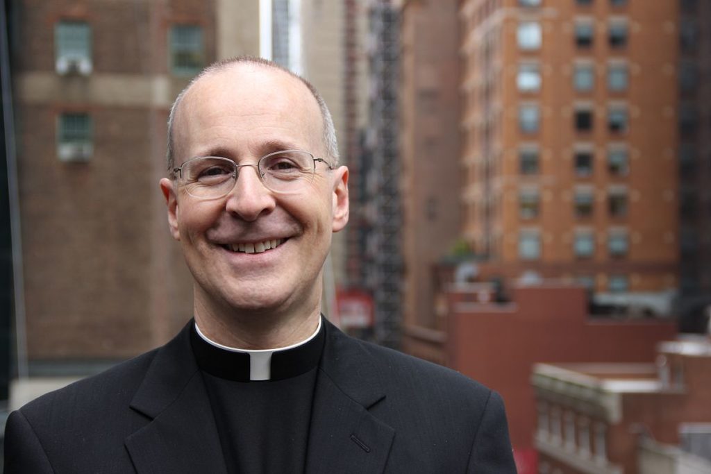Jim_Martin, Padre Martin sfida i conservatori: "La Chiesa accolga i gay, l'omofobia è un peccato"