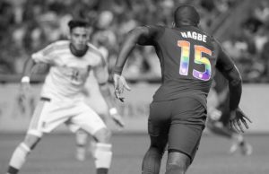 Squadra di calcio americana celebra il mese dell'orgoglio gay