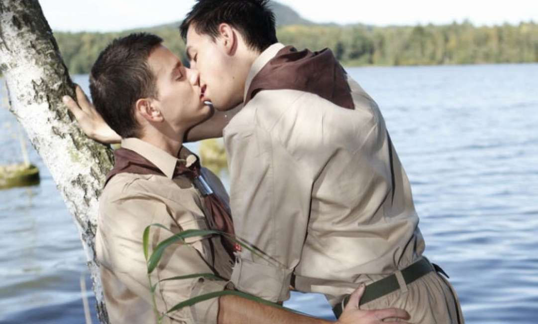 Le confessioni di uno scout: “se si scopre che uno è gay viene cacciato. Una volta una coppia ha fatto sesso mentre noi fumavamo le canne”