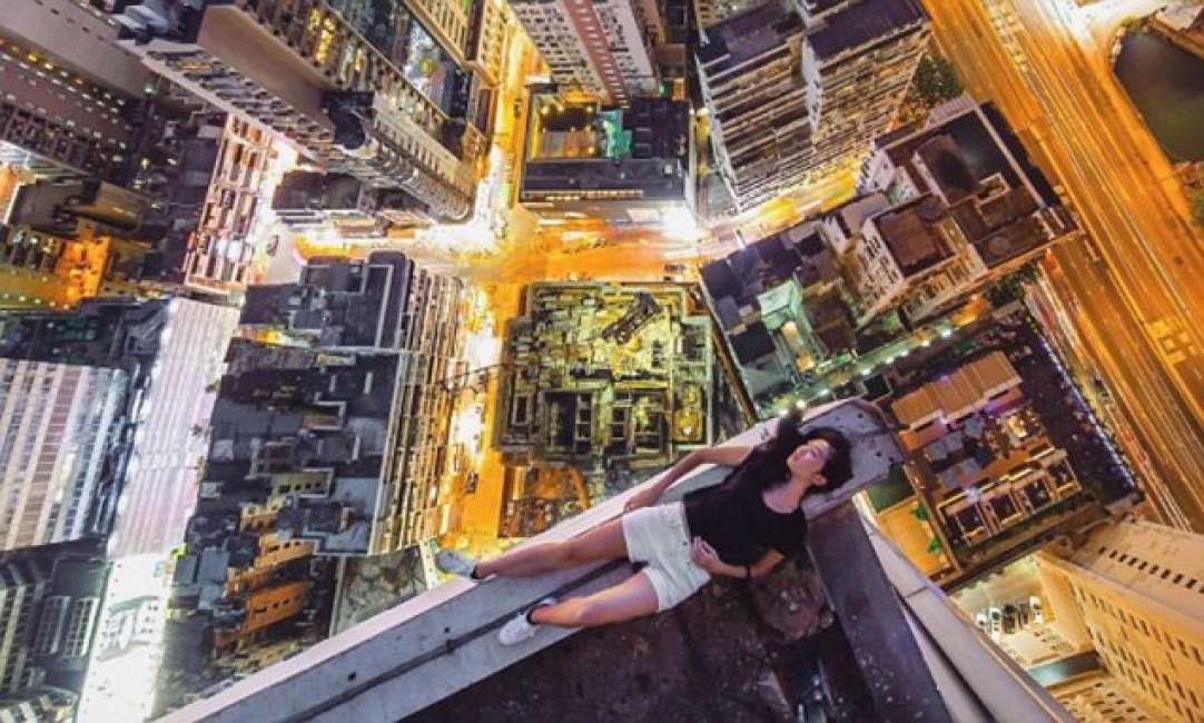 Pazzia: pagano 200 euro per rischiare la vita e farsi fotografare sui tetti dei grattacieli