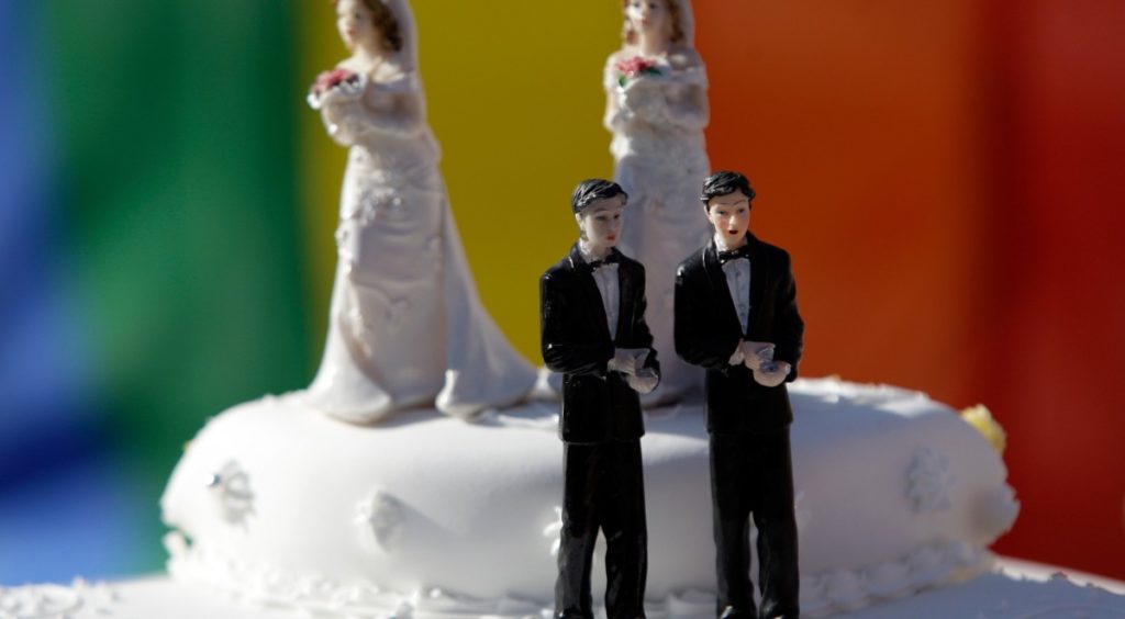 Pasticciere vietò torta nuziale a coppia gay: "Dio si vergognerebbe". Il caso è diventato il simbolo dei diritti LGBTQ in America