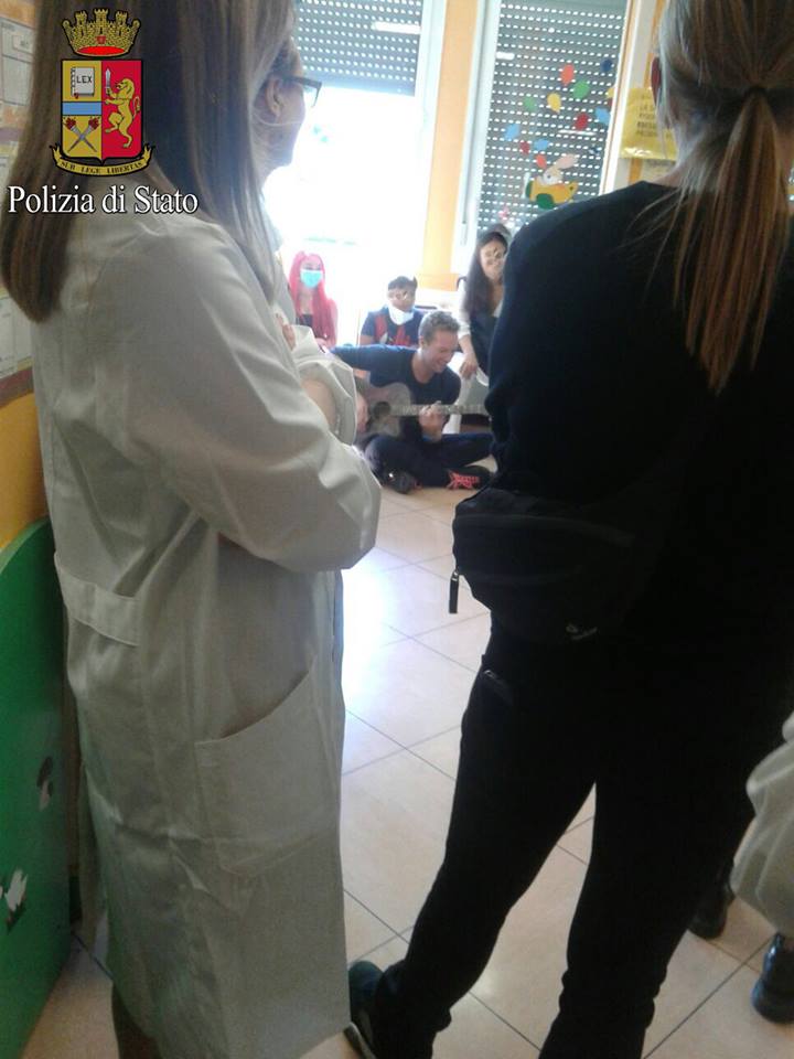 Chris Martin visita una clinica pediatrica di Milano e canta per loro