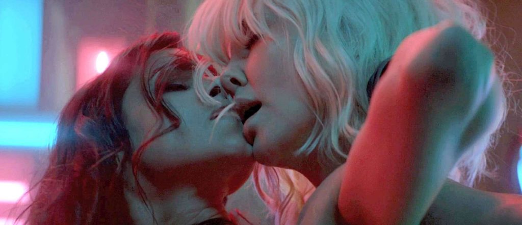 Charlize Theron hot e lesbo-chic in "Atomic Blonde" bacia Sofia Boutella