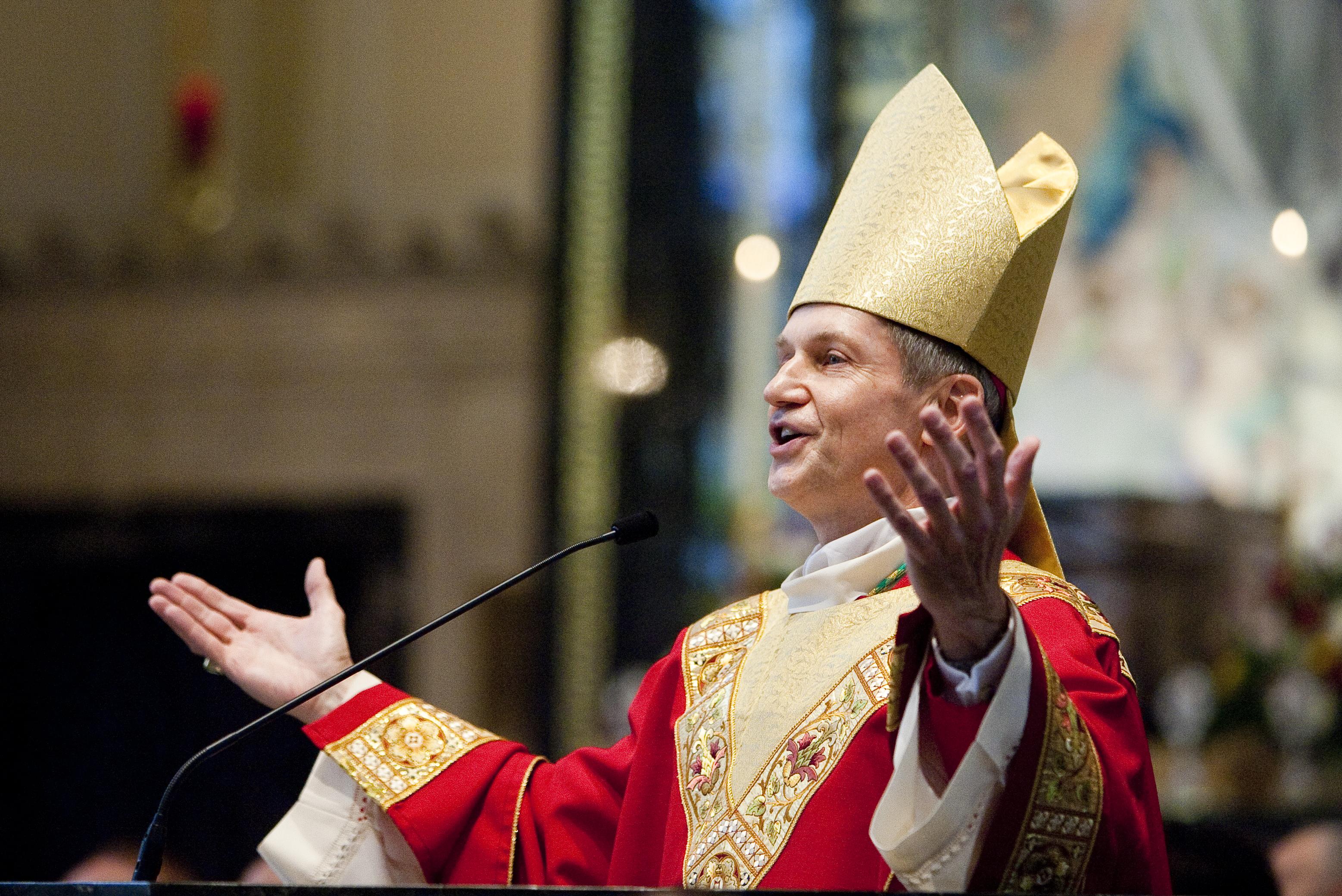Il vescovo: "ai gay sposati niente funerali se non si pentono prima di morire"