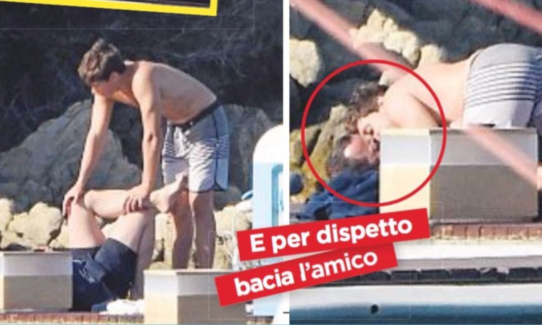 Luigi Berlusconi bacia in bocca un amico sul pontile di Villa Certosa