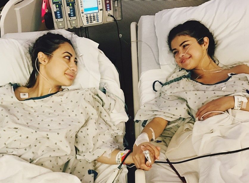 Selena Gomez condivide su Instagram lo scatto del "trapianto di rene per guarire dal Lupus"