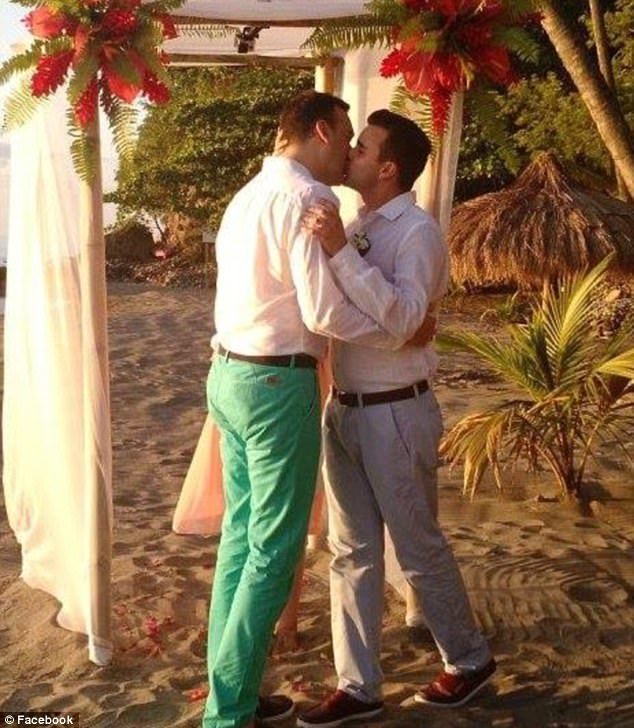 Coppia gay si fidanza con una donna: "Presto un figlio"