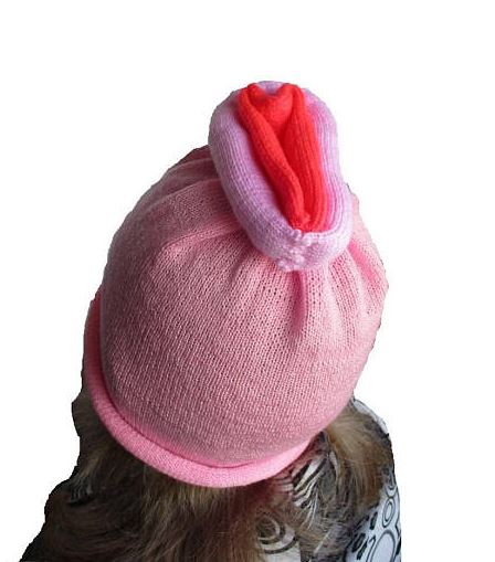 La novità trash: cappelli e pantofole a forma di vagina