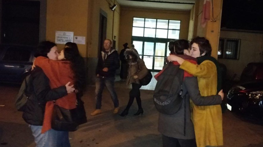 Pescara accoglie Adinolfi con un flash mob di baci gay