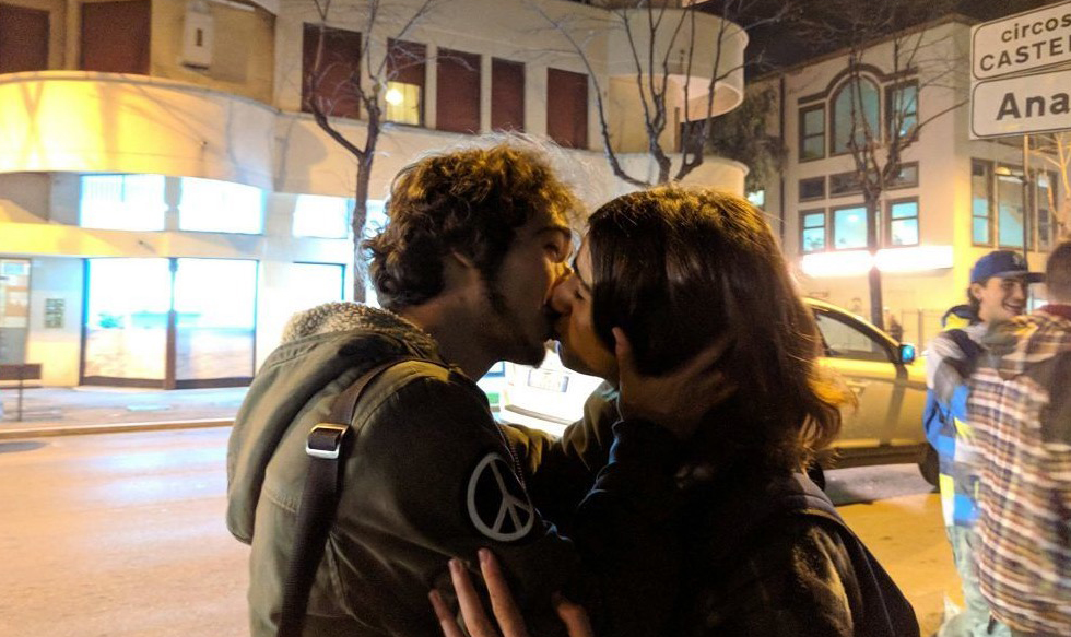 Pescara accoglie Adinolfi con un flash mob di baci gay