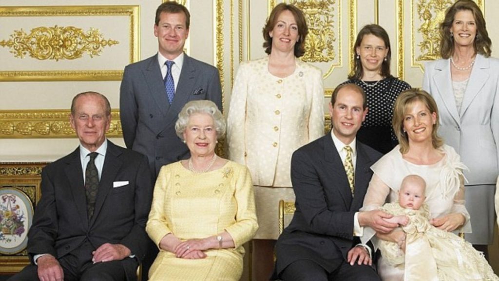 Nozze gay nella royal family, il cugino della regina Elisabetta sposa il compagno (e la ex moglie lo accompagna all’altare)