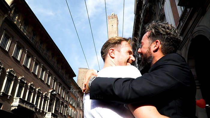 "Mi vuoi sposare?”: l'emozionante proposta di matrimonio di Massimiliano e Mirko a Bologna (VIDEO)