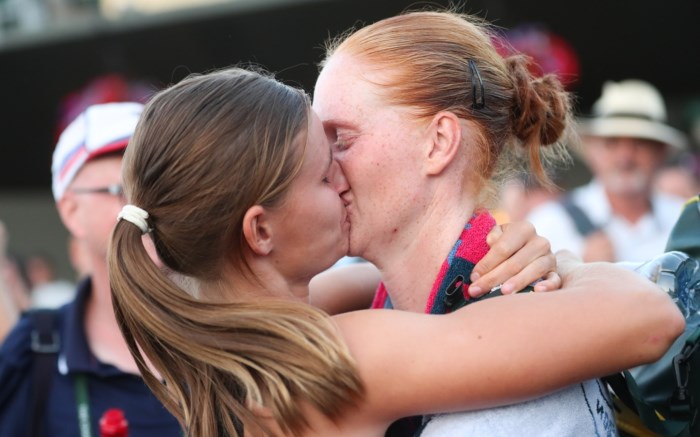 Alison Van Uytvank, bacio lesbo, gay