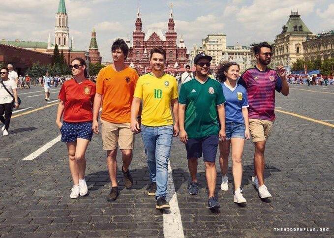Russia 2018, in Piazza sventola la bandiera Lgbt: raggirato il divieto di propaganda gay