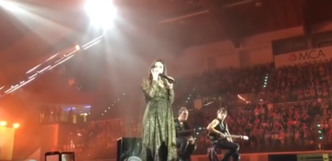 Laura Pausini telefona ad un fan ricoverato in ospedale durante il concerto e gli dedica una canzone