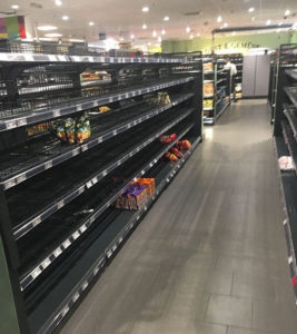 Supermercato rimuove tutti i cibi stranieri come protesta contro il razzismo