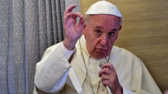 Papa Francesco: "L'omosessualità è diventata una moda, invece vanno aiutati a fare altri percorsi e non abbandonati"
