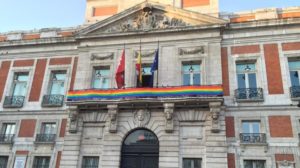 Bandiera arcobaleno a Madrid: governo attacca ambasciatore italiano
