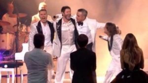 Robbie Williams canta con i Take That alla finale di "X Factor"
