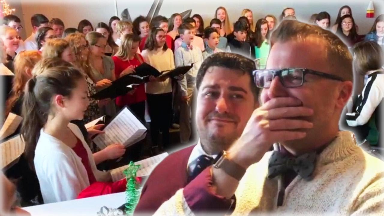 Professore sposa il compagno e gli studenti gli fanno una sorpresa: il video che ha emozionato il web