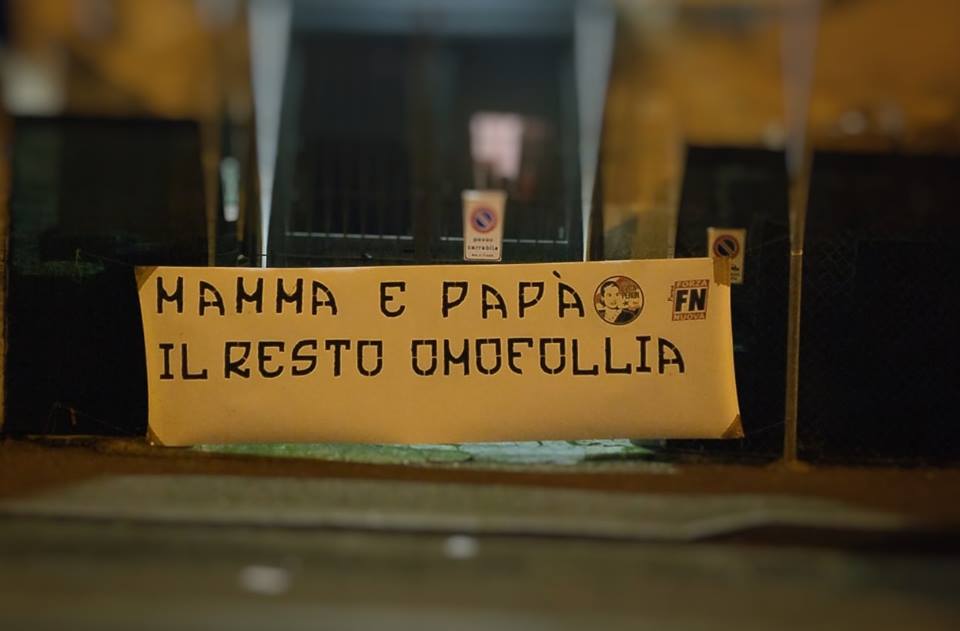 striscione_pizzarotti_omofollia