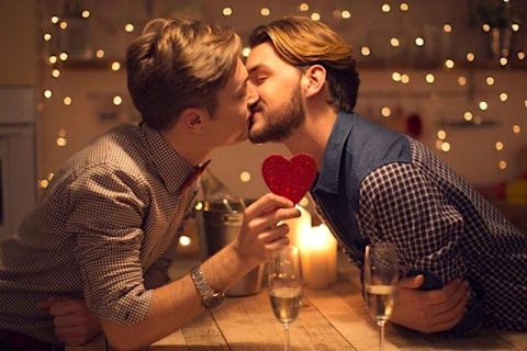 axel-hotel-bacio gay coppia